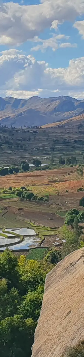 Spektakuläre Aussicht auf malerische Reisfelder und Berglandschaften.